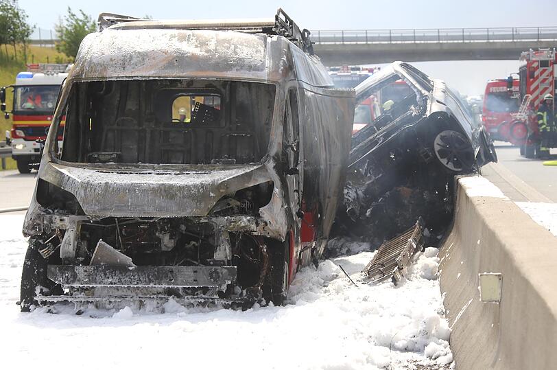 Nach dem Zusammenstoß fing der beschädigte Hybrid-BMW im Bereich der Akkus Feuer. Das Feuer griff auf den Kleintransporter über und setzte diesen in Vollbrand.