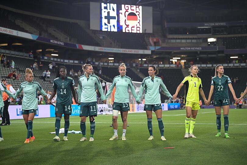 Ein Team mit schier unbegrenzten Möglichkeiten: Linda Dallmann (v.l.), Nicole Anyomi, Alexandra Popp, Giulia Gwinn, Sara Doorsoun, Keeperin Merle Frohms und Jule Brand.