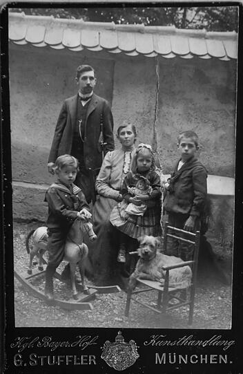1909 fotografiert: Die Ladengründer Christian (geb. 1874) und Sophie Müller (1875) mit ihren Kindern Otto (1900), Christian (1903) und Marie (1904).