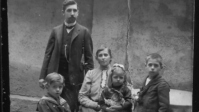 1909 fotografiert: Die Ladengründer Christian (geb. 1874) und Sophie Müller (1875) mit ihren Kindern Otto (1900), Christian (1903) und Marie (1904). 1909 fotografiert: Die Ladengründer Christian (geb. 1874) und Sophie Müller (1875) mit ihren Kindern Otto (1900), Christian (1903) und Marie (1904).