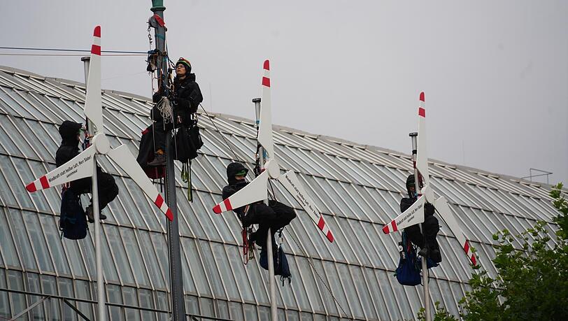 Greenpeace-Aktivisten demonstrieren vor der Staatskanzlei. Greenpeace-Aktivisten demonstrieren vor der Staatskanzlei.