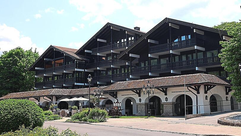 2020 hat Hirmer das Hotel Bachmair am See übernommen und wollte es renovieren. Seitdem tut sich nichts mehr am Bau.