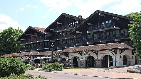 2020 hat Hirmer das Hotel Bachmair am See übernommen und wollte es renovieren. Seitdem tut sich nichts mehr am Bau.