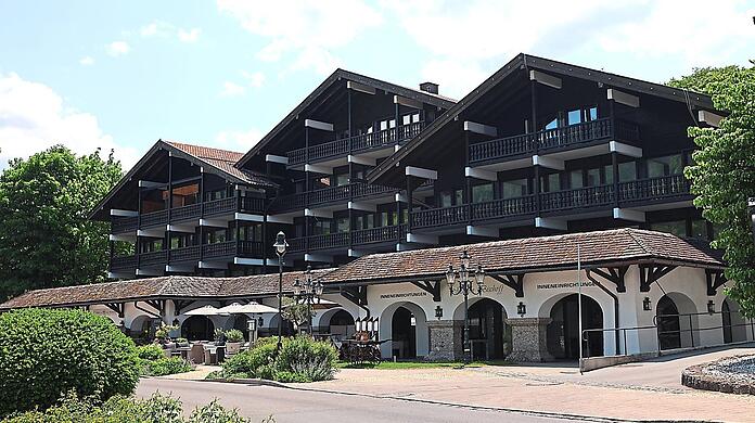 2020 hat Hirmer das Hotel Bachmair am See übernommen und wollte es renovieren. Seitdem tut sich nichts mehr am Bau.