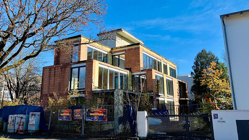 Seit einigen Jahren sieht der Rohbau so aus: nackte Ziegel und eingesetzte Fenster. Rundherum Wohngebiet. Die Anwohner sind verärgert, dass es einfach nicht weitergeht.