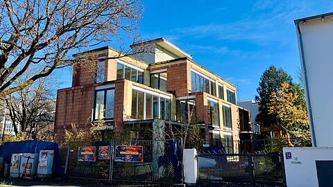 Seit einigen Jahren sieht der Rohbau so aus: nackte Ziegel und eingesetzte Fenster. Rundherum Wohngebiet. Die Anwohner sind verärgert, dass es einfach nicht weitergeht.