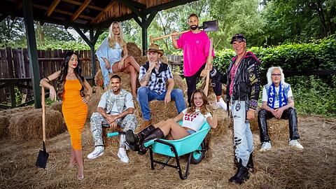 Vanessa Brahimi, Kevin Njie, Suki Tegan, Matthias Mangiapane, Julia R&ouml;mmelt, Andrew Wei&szlig;, Ren&eacute; Redo und Thomas Dragunski (v.l.) geh&ouml;ren zu den diesj&auml;hrigen "Der Promihof"-Teilnehmern.