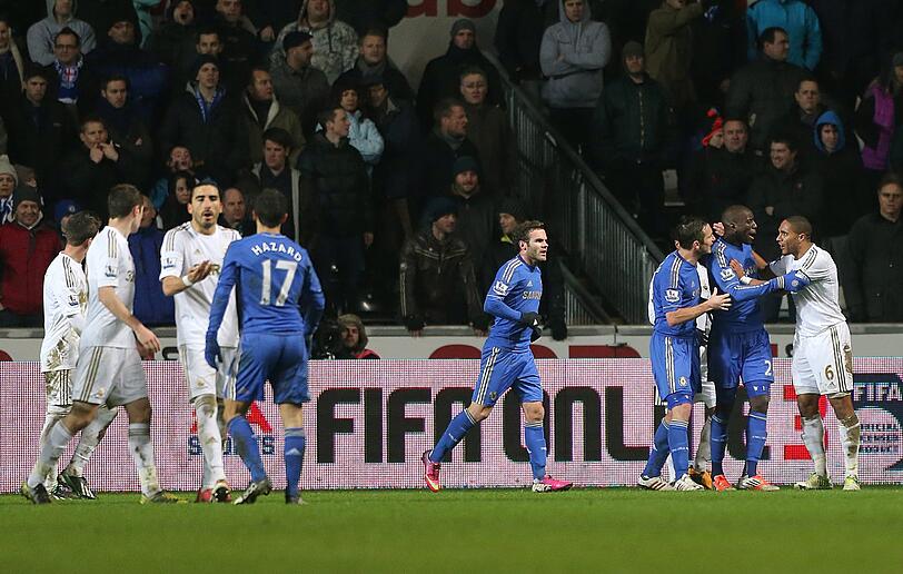 Angeblich weil er den Ball nicht schnell genug zurückgibt, hat Chelsea-Spieler Eden Hazard versucht, den zu bekommen - und tritt mit dem Fuß in den Bauch des Jungen.
