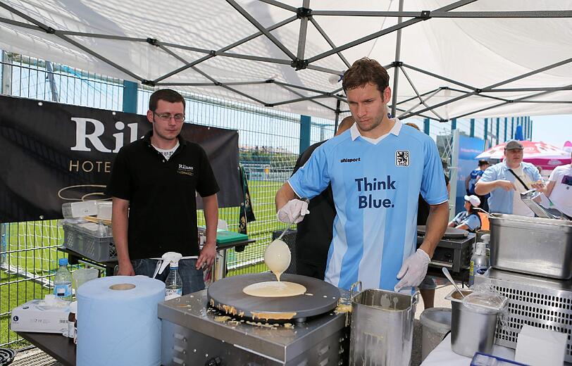 Moritz Volz probiert sich als Crepes-Koch.