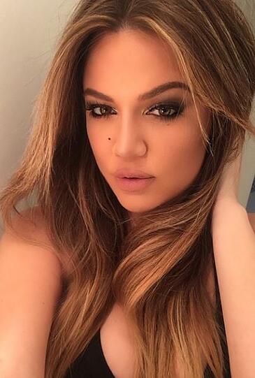 Nicht nur Kim Kardashian weiß, wie man sexy Selfies schießt. Schwester Khloe steht ihr in nichts nach.