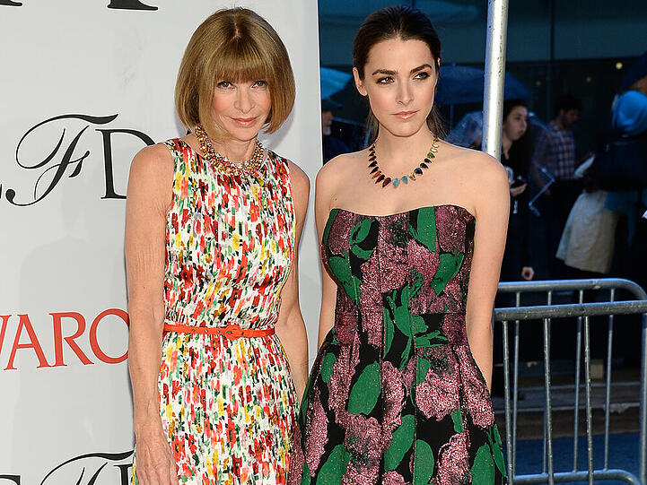 Die Chefredakteurin der US-amerikanischen "Vogue", Anna Wintour (65), kam in Begleitung ihrer Tochter Bee und trug ein Kleid mit floralem Muster.