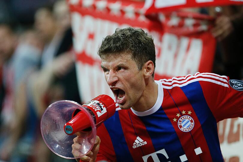 21. April - Auf ins Halbfinale!: Wieder reagieren die Bayern in einer Drucksituation mit einem Kantersieg. 6:1 siegen sie gegen Porto und machen damit die Hinspiel-Pleite mehr als wett. Nachdem die Fans vor dem Spiel "Niemals aufgeben" in ihrer Choreografie schrieben, hieß es nach dem Spiel wieder selbstbewusst "Mia san mia". Der Blick wanderte wieder gen Berlin, Richtung Endspiel.