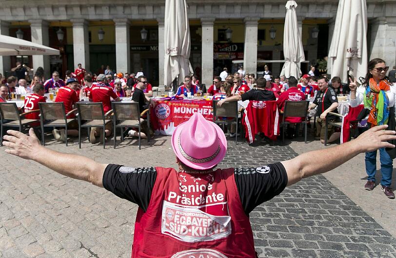 Vor dem Anpfiff genießen die Bayern-Fans den Sonnenschein in der Innenstadt von Madrid.
