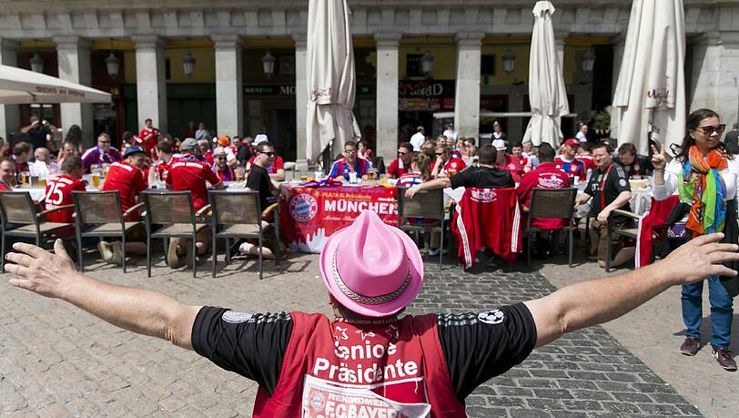 Vor dem Anpfiff genießen die Bayern-Fans den Sonnenschein in der Innenstadt von Madrid. Vor dem Anpfiff genießen die Bayern-Fans den Sonnenschein in der Innenstadt von Madrid.