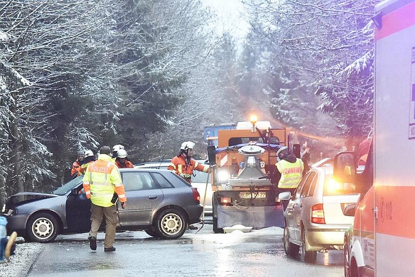 Zehn Fahrzeuge wurden bei der Massenkarambolage bei Zorneding beschädigt. Die Bilder.
