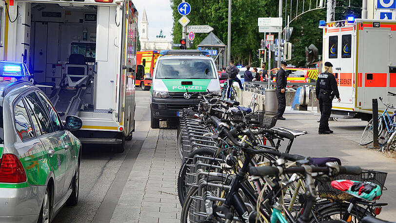 Aktuelle Bilder vom Sonntagmorgen: Polizei und Rettungsdienst am U-Bahnhof an der Giselastraße.