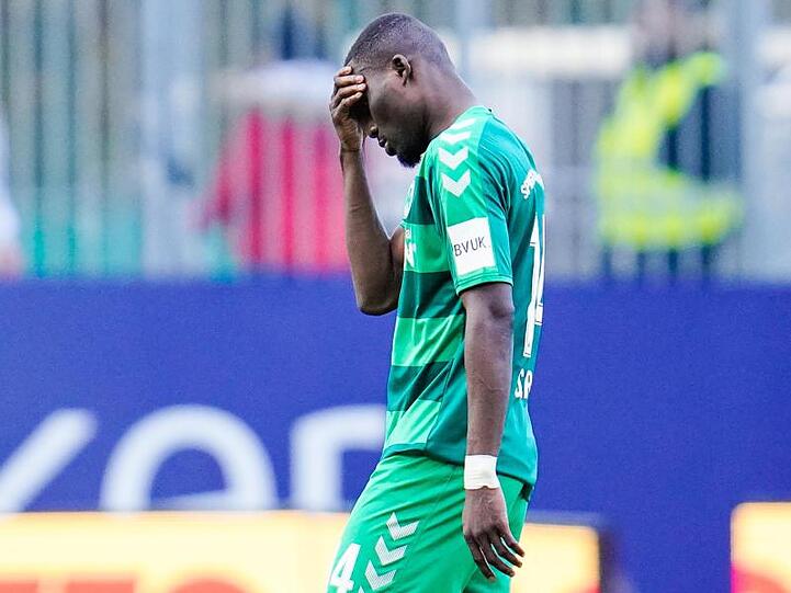 Fürths Hans Nunoo Sarpei verlässt nach Spielende das Spielfeld. Foto: Uwe Anspach/dpa