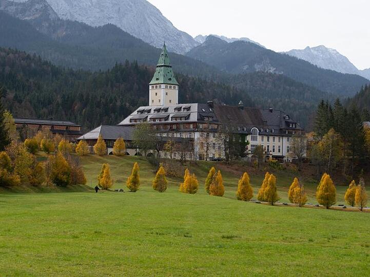 Das Hotel Schloss Elmau, aufgenommen vor Beginn der Jahreskonferenz der Ministerpräsidenten. Foto: Sven Hoppe/dpa