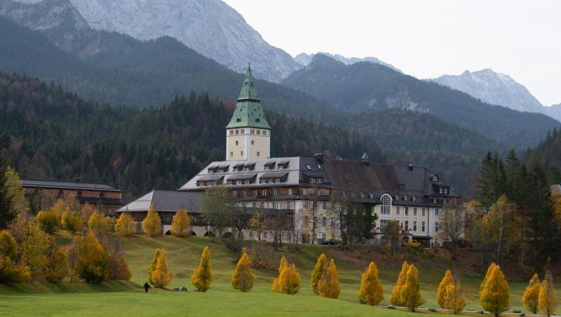 Das Hotel Schloss Elmau, aufgenommen vor Beginn der Jahreskonferenz der Ministerpräsidenten. Foto: Sven Hoppe/dpa Das Hotel Schloss Elmau, aufgenommen vor Beginn der Jahreskonferenz der Ministerpräsidenten. Foto: Sven Hoppe/dpa