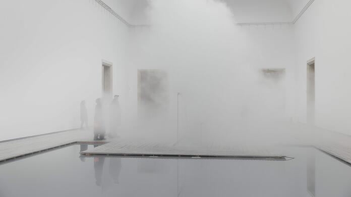 Nebelschwaden im zentralen Saal des Hauses der Kunst.