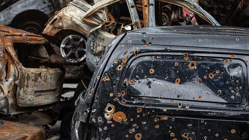 Zerstörte Fahrzeuge stehen auf einem Autofriedhof in Irpin. Zerstörte Fahrzeuge stehen auf einem Autofriedhof in Irpin.
