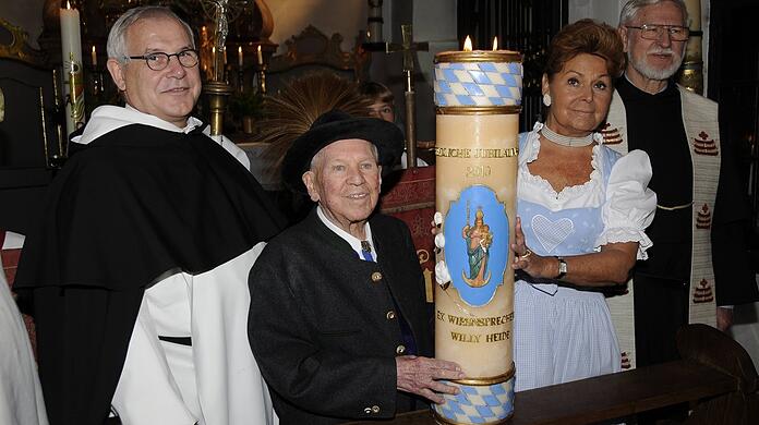 Unvergessen: Ex-Wiesnwirte-Sprecher und Bräurosl-Festwirt Willy Heide bei seiner letzten Kerzenspende 2010 mit Gaby Weishäupl in der Wallfahrtskirche Maria Eich.