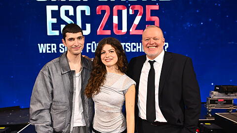 Bei "Chefsache ESC" suchte Stefan Raab (r.) den deutschen Beitrag zum diesjährigen ESC. Mit "Abor & Tynna" fährt ein österreichisches Geschwisterduo für uns nach Basel.