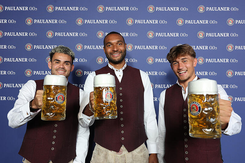 Die drei Neuzugänge unter sich: Luis Díaz, Jonathan Tah und Tom Bischof (v.l.n.r.).