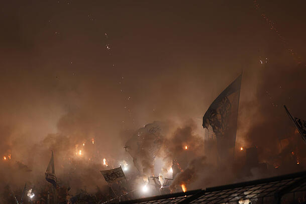 Erst zieht der natürliche Nebel ins Grünwalder Stadion, dann nerhält er "Unterstützung" von den 1860-Fans in der Westkurve. Erst zieht der natürliche Nebel ins Grünwalder Stadion, dann nerhält er "Unterstützung" von den 1860-Fans in der Westkurve.
