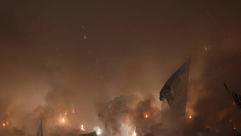 Erst zieht der natürliche Nebel ins Grünwalder Stadion, dann nerhält er "Unterstützung" von den 1860-Fans in der Westkurve. Erst zieht der natürliche Nebel ins Grünwalder Stadion, dann nerhält er "Unterstützung" von den 1860-Fans in der Westkurve.