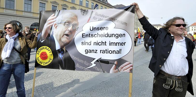 Trotz strömenden Regens haben am Samstagnachmittag rund 30.000 Menschen an einer Kundgebung
gegen Atomenergie auf dem Münchner Odeonsplatz teilgenommen. Sehen Sie hier die besten Bilder der Aktion.