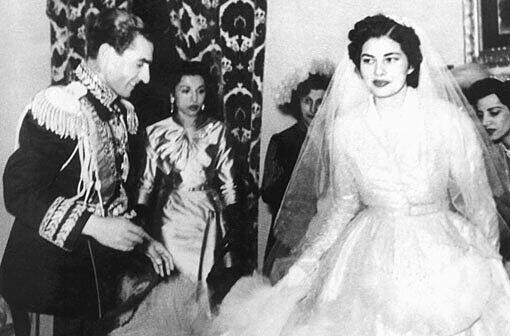 Die Hochzeit mit dem Schah von Persien (l.) 1951 macht Soraya mit 18 Jahren zur Kaiserin.