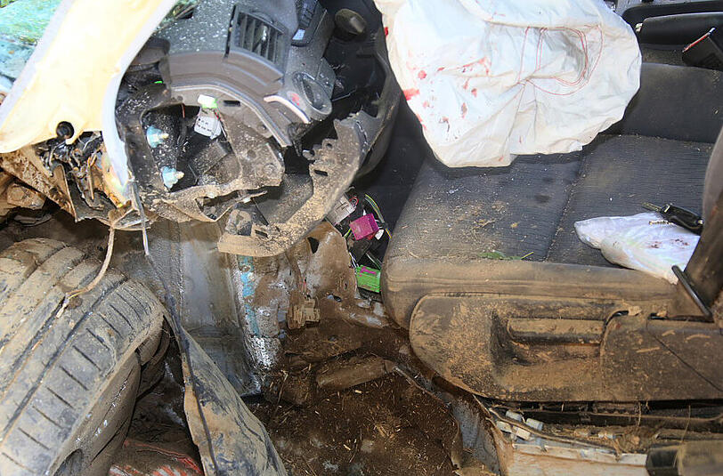 Missglücktes Überholmanöver - die Bilder von der Unfallstelle auf der B12 im Landkreis Mühldorf.