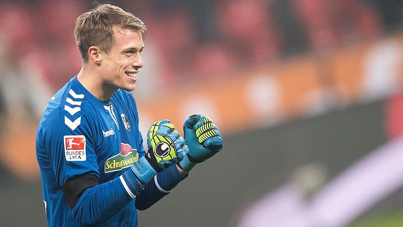Alexander Schwolow kam mit 16 Jahren in die Freiburger Fußballschule. 2014/2015 war er nach Bielefeld ausgeliehen und ist seit dem Abschied von Roman Bürki zu Borussia Dortmund Stammtorwart. Alexander Schwolow kam mit 16 Jahren in die Freiburger Fußballschule. 2014/2015 war er nach Bielefeld ausgeliehen und ist seit dem Abschied von Roman Bürki zu Borussia Dortmund Stammtorwart.