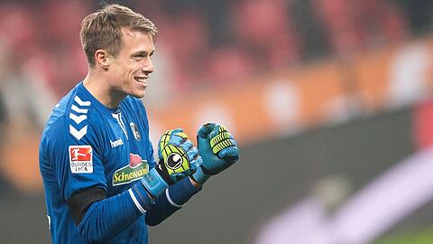Alexander Schwolow kam mit 16 Jahren in die Freiburger Fußballschule. 2014/2015 war er nach Bielefeld ausgeliehen und ist seit dem Abschied von Roman Bürki zu Borussia Dortmund Stammtorwart.