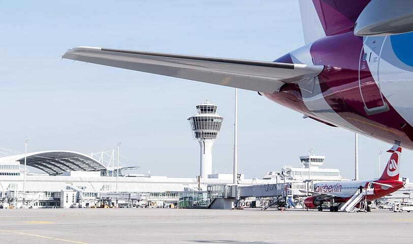 Ein Airbus von Eurowings steht am Münchner Flughafen.