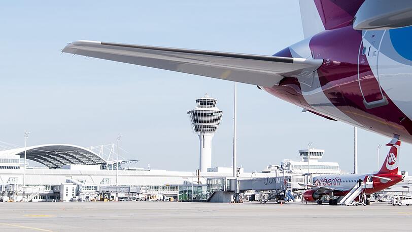 Ein Airbus von Eurowings steht am Münchner Flughafen. Ein Airbus von Eurowings steht am Münchner Flughafen.
