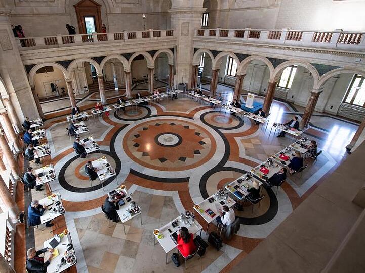 Die Mitglieder des bayerischen Kabinetts bei einer Sitzung im großen Kuppelsaal der Staatskanzlei.
