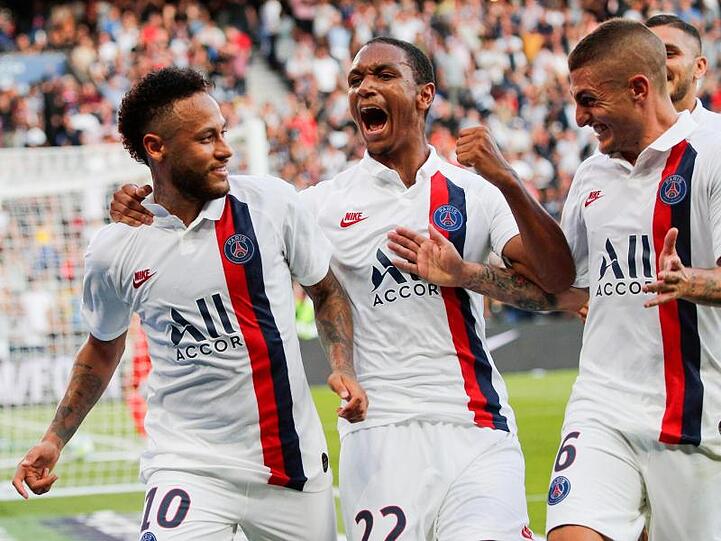 Paris Neymar (l-r) jubelt mit Teamkameraden Abdou Diallo und Marco Verratti nach seinem späten Siegtreffer.