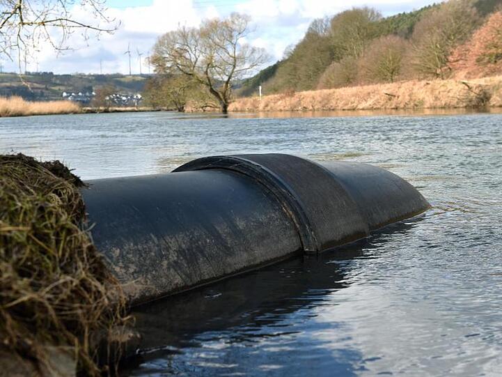 Das Einleitungsrohr für Salzabwasser am Ufer der Werra beim K+S-Verbundwerk Werra. Foto: Uwe Zucchi/Archivbild