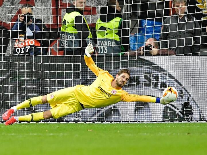 Eintracht-Keeper Kevin Trapp hält den Strafstoß von Mailands Brozovic.