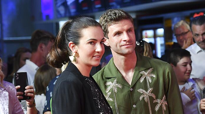 Es wurde wild um den Beziehungsstatus von Lisa und Thomas Müller spekuliert: Jetzt sprechen sie über die Anfänge ihrer Liebe.