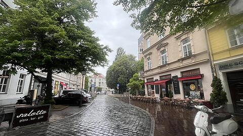 Wegen Bauarbeiten dürfen hier im Lehel in der St.-Anna-Straße derzeit keine Autos fahren. Das finden Anwohner und Geschäftsleute gar nicht so schlecht. Durch einen Antrag soll die Straße nun dauerhaft für den Verkehr gesperrt bleiben.