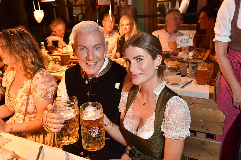 H.P. Baxxter und Frau Sara stoßen auf den ersten Wiesn-Tag an.