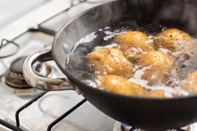 Kartoffeln zählen zu den Grundnahrungsmitteln und werden auch in Deutschland sehr gerne und oft gegessen. Nur dem Kartoffelwasser wird kaum Beachtung geschenkt. Obwohl man den stärkehaltigen Sud sehr gut als natürliches Putzmittel im Haushalt, als Bestandteil von DIY-Kosmetik sowie im Garten gegen Schädlinge einsetzen kann ... Kartoffeln zählen zu den Grundnahrungsmitteln und werden auch in Deutschland sehr gerne und oft gegessen. Nur dem Kartoffelwasser wird kaum Beachtung geschenkt. Obwohl man den stärkehaltigen Sud sehr gut als natürliches Putzmittel im Haushalt, als Bestandteil von DIY-Kosmetik sowie im Garten gegen Schädlinge einsetzen kann ...