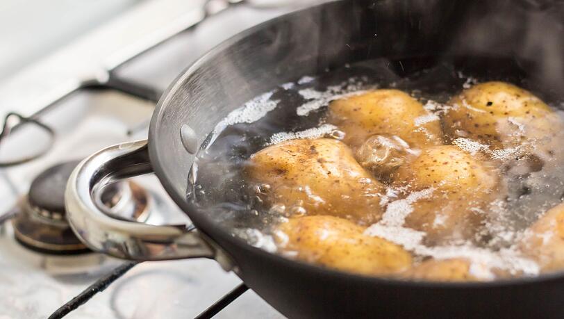 Kartoffeln z&auml;hlen zu den Grundnahrungsmitteln und werden auch in Deutschland sehr gerne und oft gegessen. Nur dem Kartoffelwasser wird kaum Beachtung geschenkt. Obwohl man den st&auml;rkehaltigen Sud sehr gut als nat&uuml;rliches Putzmittel im Haushalt, als Bestandteil von DIY-Kosmetik sowie im Garten gegen Sch&auml;dlinge einsetzen kann ...