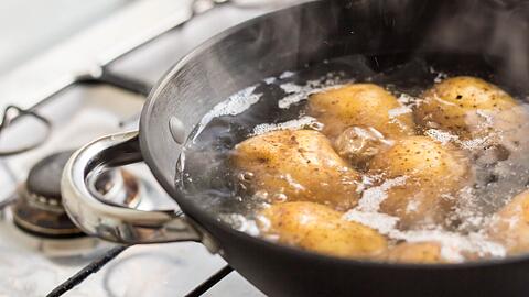 Kartoffeln z&auml;hlen zu den Grundnahrungsmitteln und werden auch in Deutschland sehr gerne und oft gegessen. Nur dem Kartoffelwasser wird kaum Beachtung geschenkt. Obwohl man den st&auml;rkehaltigen Sud sehr gut als nat&uuml;rliches Putzmittel im Haushalt, als Bestandteil von DIY-Kosmetik sowie im Garten gegen Sch&auml;dlinge einsetzen kann ...