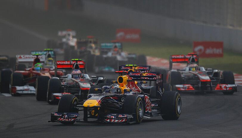 Sebastian Vettel hat das erste Formel-1-Rennen in Indien gewonnen. Die Bilder von der Siegerehrung und der Fahrt zum Triumph.