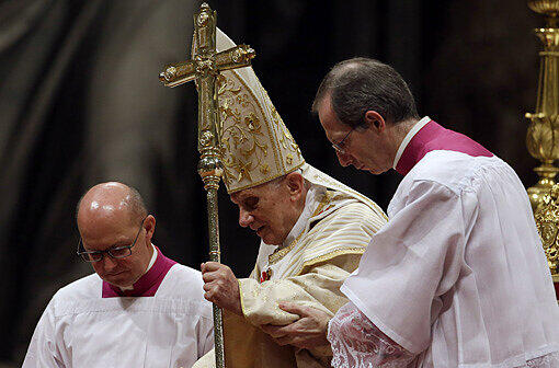 Der Papst hat im Petersdom in Rom die Mitternachtsmesse geleitet
