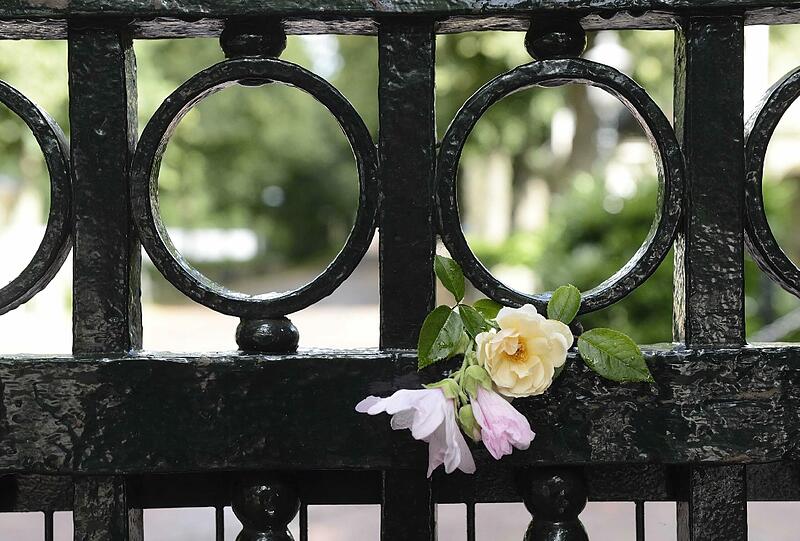 Trauer in den Niederlanden: Blumen hängen am Tor des Palastes.